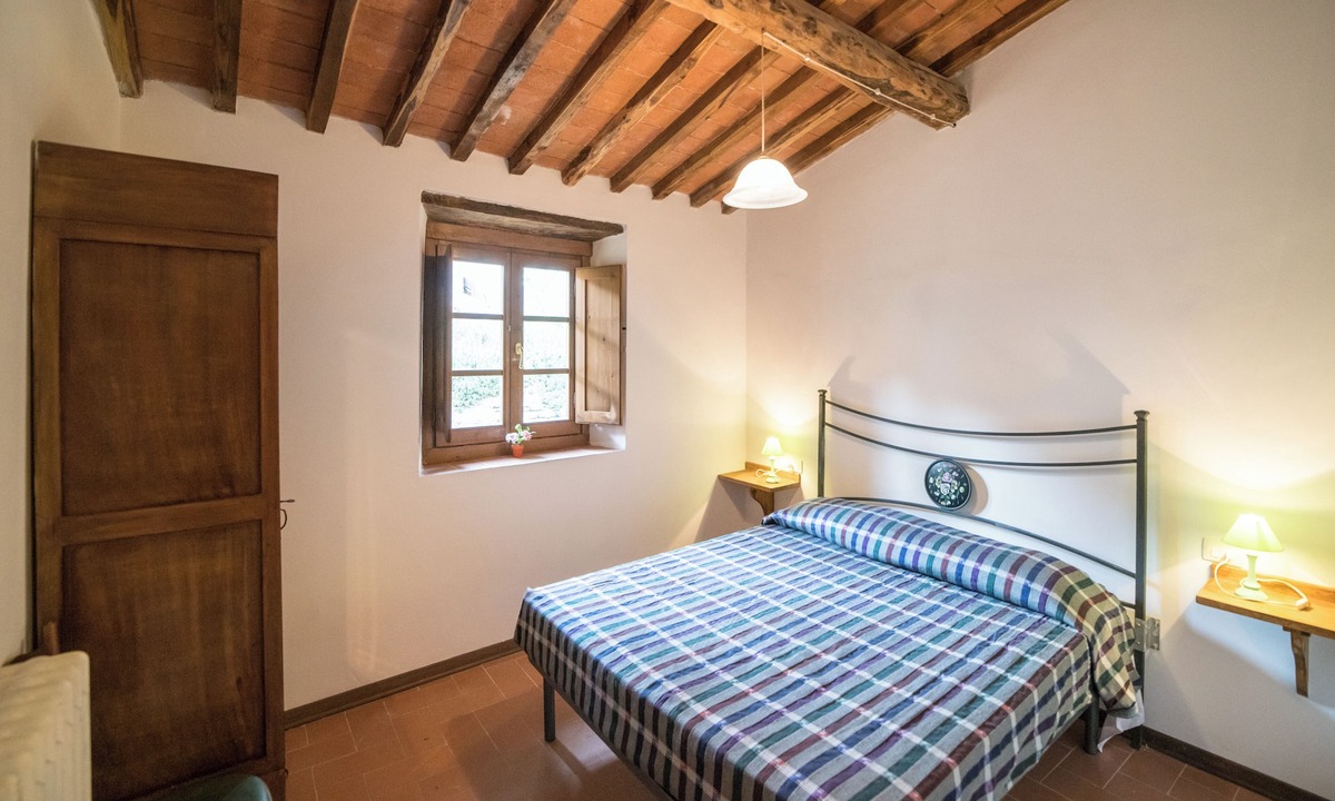 Pontassieve House | Daisy bedroom