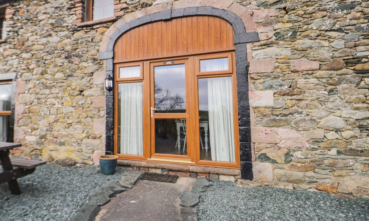 Penrith Cottage | DAISY COTTAGE, character holiday cottage, with hot tub in Penruddock