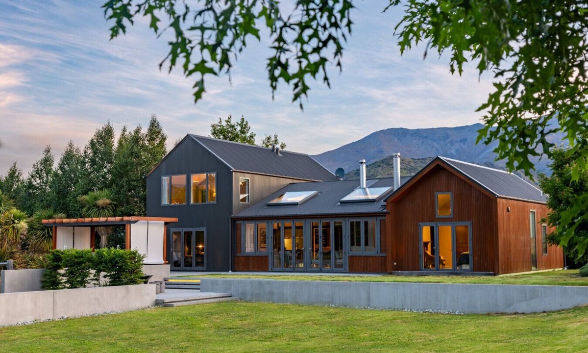 Lake Hayes Villa | Dalefield Escape : Stylish 3-Bed Home with Hot Tub & Mountain Views
