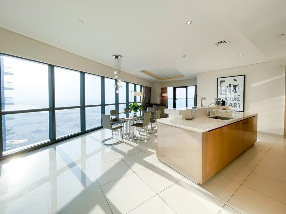 Business Bay Apartment | Damac Paramount Amazing three-bedroom unit