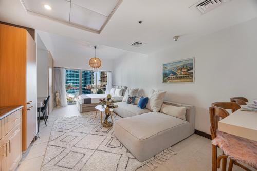 Jumeirah Lake Towers Apartment | Daniels Studio with Lake View in JLT