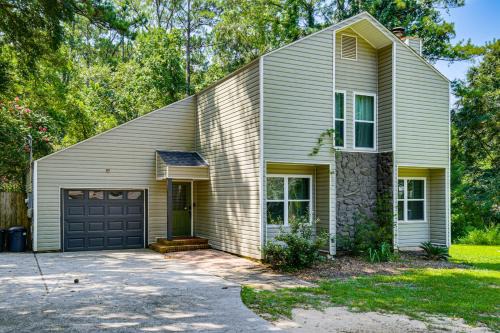 Daphne House | Daphne Home w/Deck: Close to Beaches & Parks!