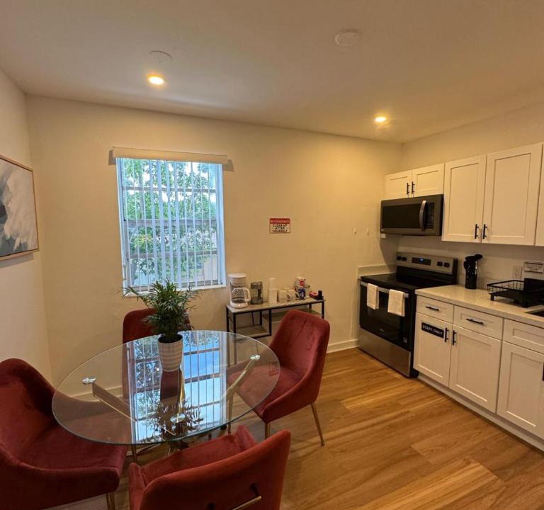 Hallandale Beach Hostel | Daphne's Tropical Oasis Male Only Hostel