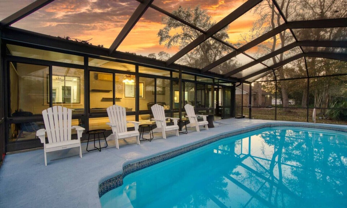 Southside House | ~Dapper Duck Sleeps 12 Heated Pool & Billiards~