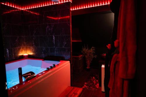 Saint-Omer Hotel | Dark love room