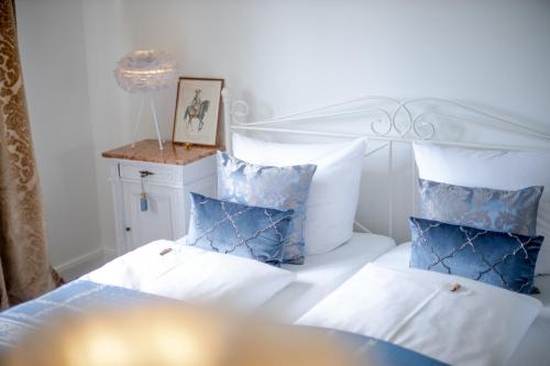 Iphofen Hotel | DAS KLEINE HOTEL IPHOFEN, klimatisierte Zimmer- 55" TV, TV mirroring, kleines Secret mit Garten & Terrassen, nahe aller VDP Weingüter, Hunde willkommen, fine dining, nahe KNAUF GIPS KG und KNAUF IT ConneKT