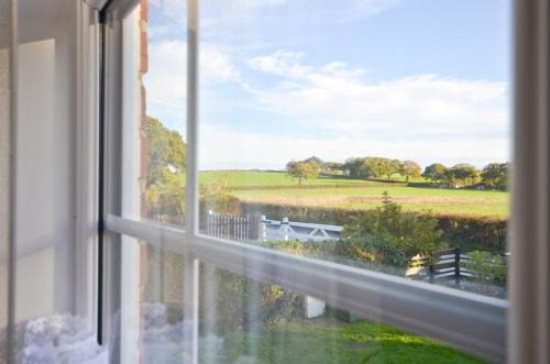 Cowes House | Dassia-Rural Bungalow, Dog Friendly with Hot Tub Near Gurnard