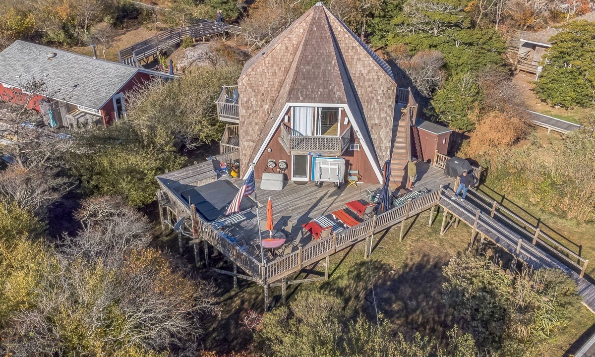 Bayberry Dunes House | Davis Park FI Handkerchief House AC Sleeps 12 Large Hot Tub, Large deck with Hot tub Pet friendly l