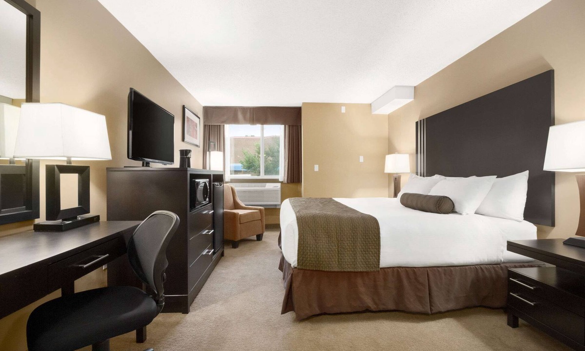 Montgomery Hotel | Days Inn by Wyndham Calgary Northwest