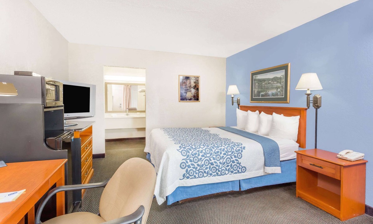Cedar Falls Hotel | Days Inn by Wyndham Cedar Falls- University Plaza
