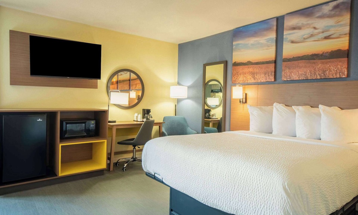 Evansdale Hotel | Days Inn by Wyndham Evansdale Waterloo
