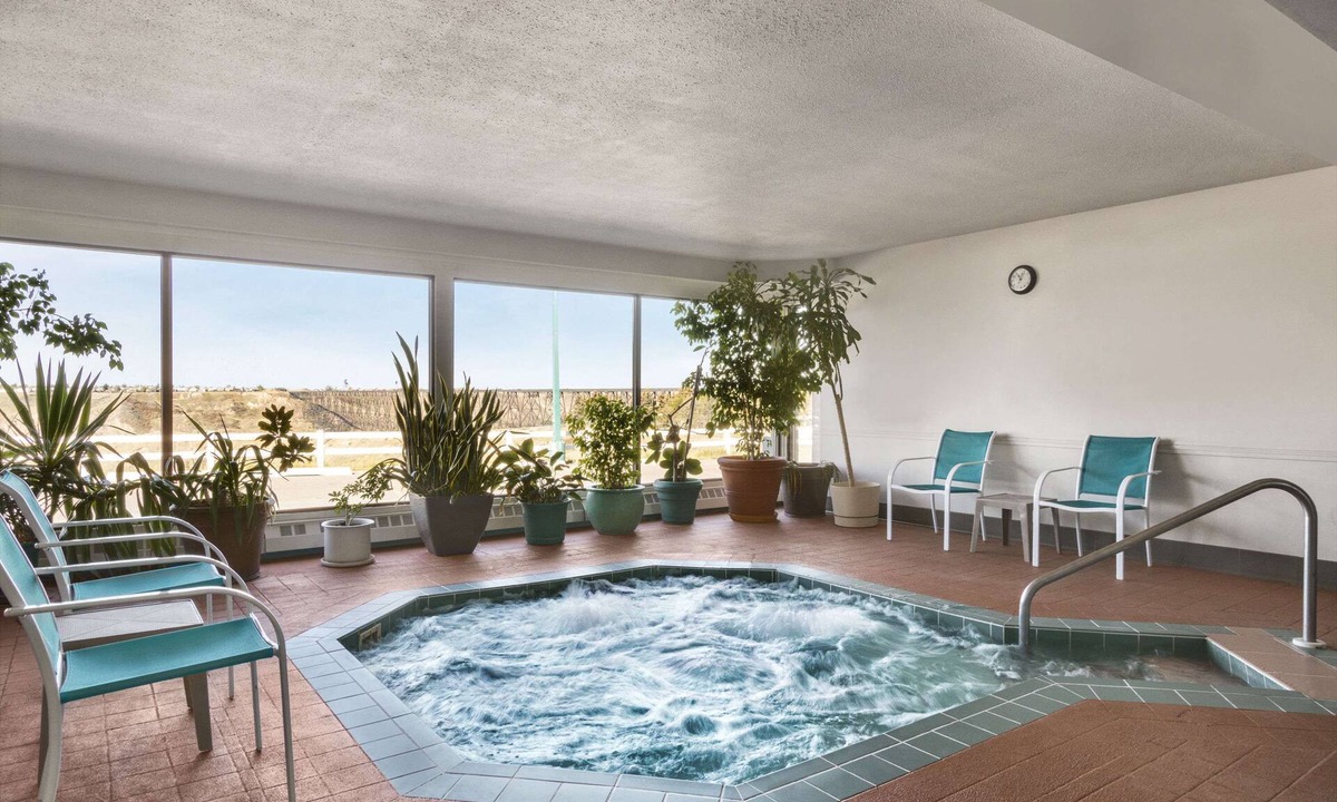 Downtown Hotel | Days Inn by Wyndham Lethbridge