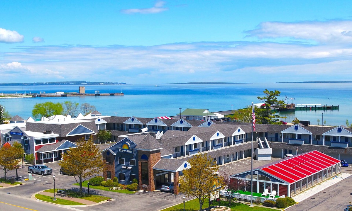 Mackinaw City Hotel | Days Inn by Wyndham Mackinaw City - Lakeview