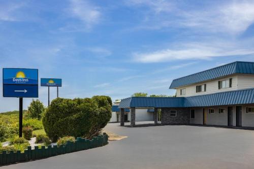 Moosic Hotel | Days Inn by Wyndham Moosic