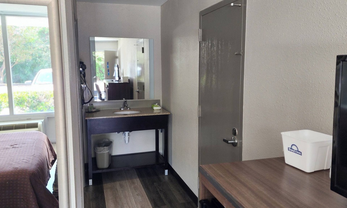Seguin Hotel | Days Inn by Wyndham Seguin TX