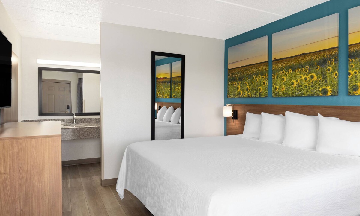 Wayne Hotel | Days Inn & Suites by Wyndham Indianapolis Airport East