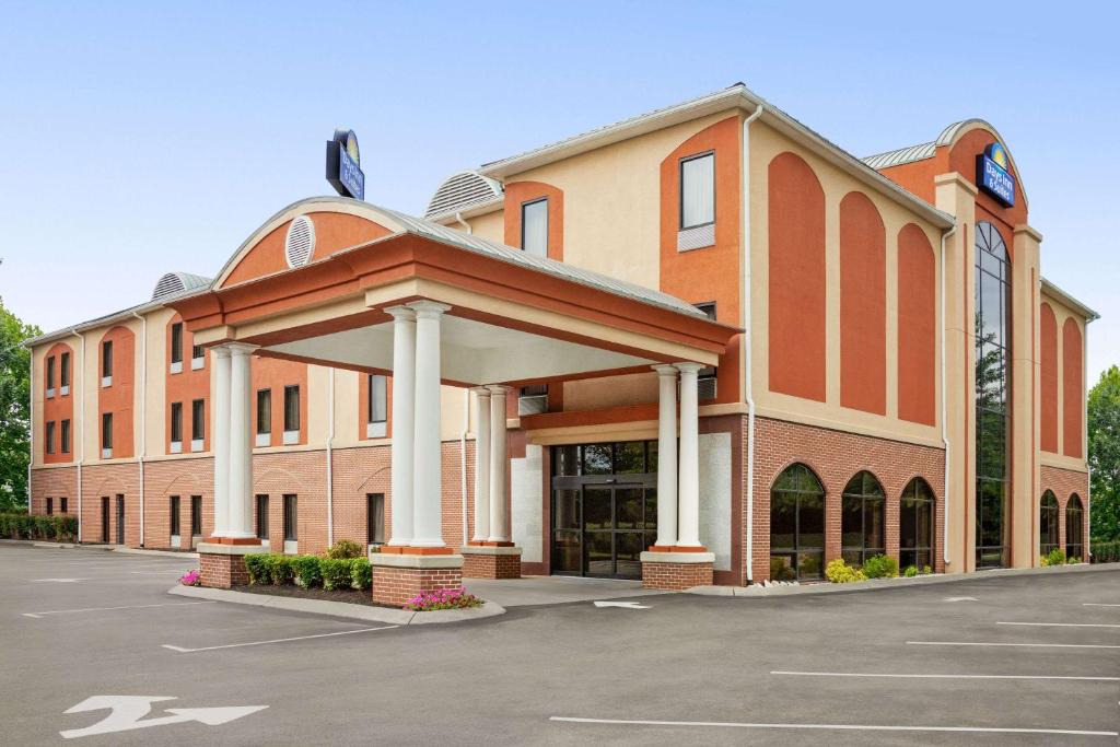 Murfreesboro Hotel | Days Inn & Suites by Wyndham Murfreesboro I-24 East