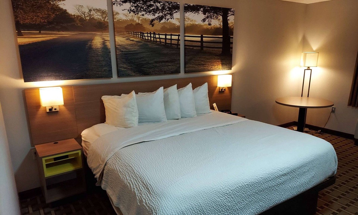Huntsville Hotel | Days Inn & Suites by Wyndham Huntsville