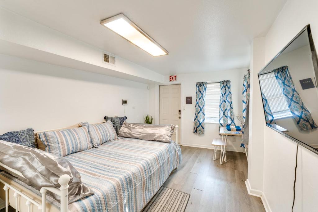 Smith's Memento Apartment | Daytona Beach Studio: Walk to Boardwalk + Pier!