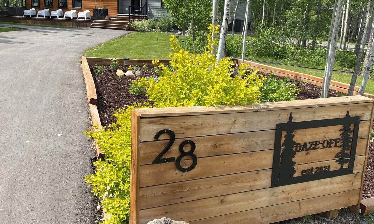 Westerose Cabin | Daze Off - Modern Cabin at Pigeon Lake (Pet Friendly)