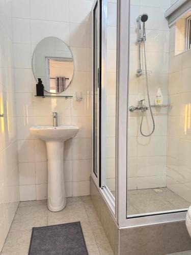 Sherborne St. John House | Dbl room with ensuite Bathroom and large windows, free parking