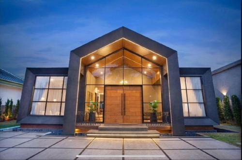 Ciloto Villa | De Black Challet Villa