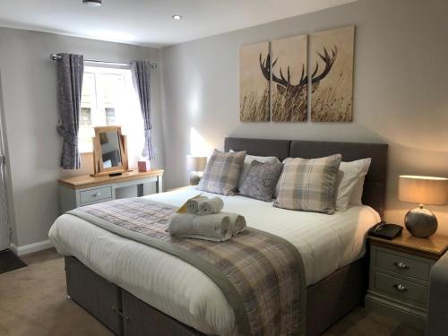 Nantgarw House | De Courceys Manor Suites & Cottages