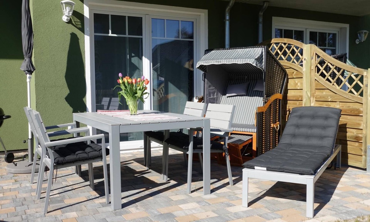 Born auf dem Darss Apartment | De Windroos - terrace, beach chair, sun loungers, close to the Bodden, Baltic Sea 6km away