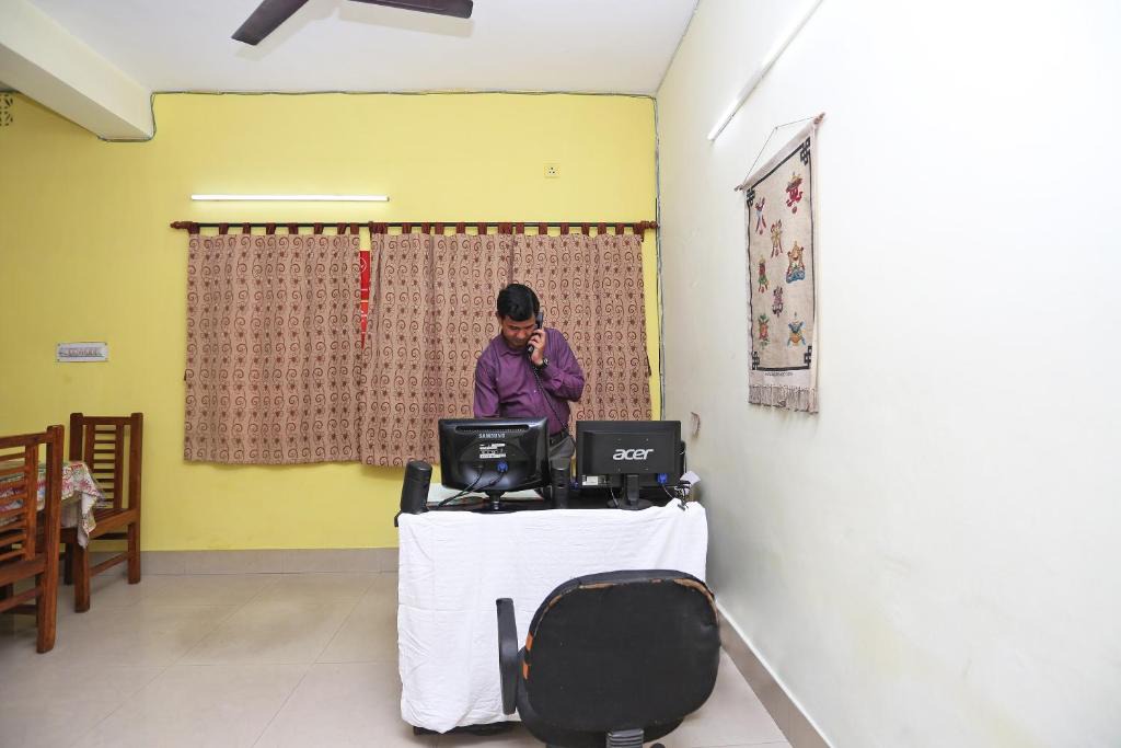 Sector 1 Hotel | Deb's Guest house