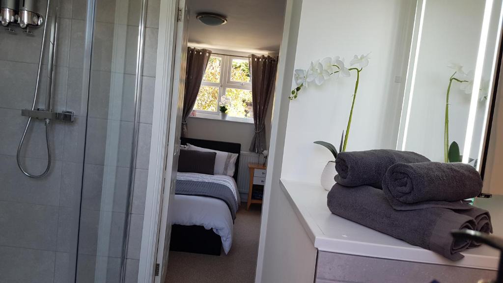Catshill Bed & Breakfast | Debonair bnb @33