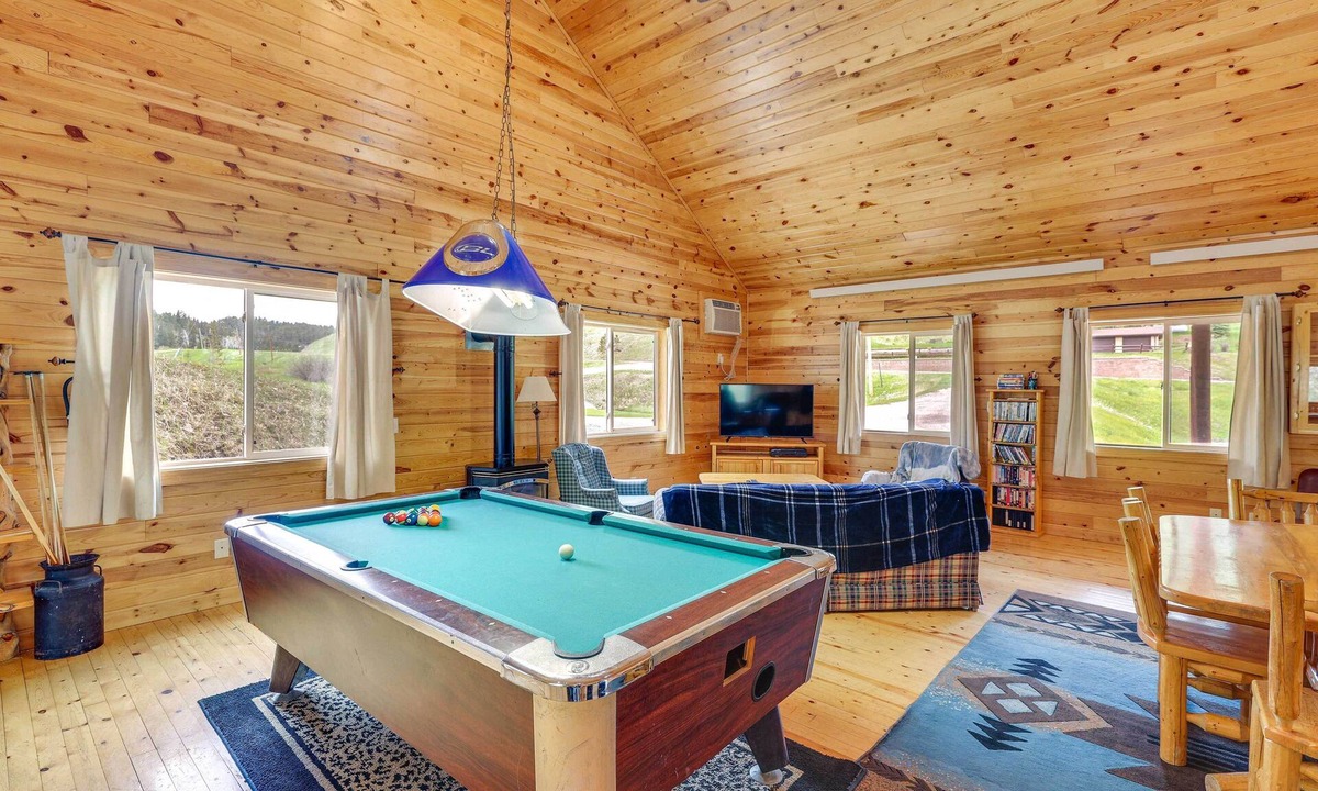 Deadwood Cabin | Deck + BBQ: Pet-Friendly Cabin Near Sturgis Rally