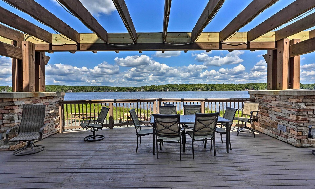 Pocono Lake Cottage | Deck & Fire Pit: Pocono Lake Home Near Skiing!