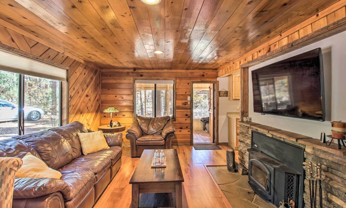 Pinetop-Lakeside Cottage | Deck & Grill: Pet-friendly Lakeside Cabin