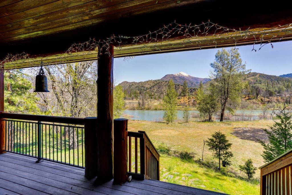 Junction City House | Deck, Grill & River Access: California Escape!