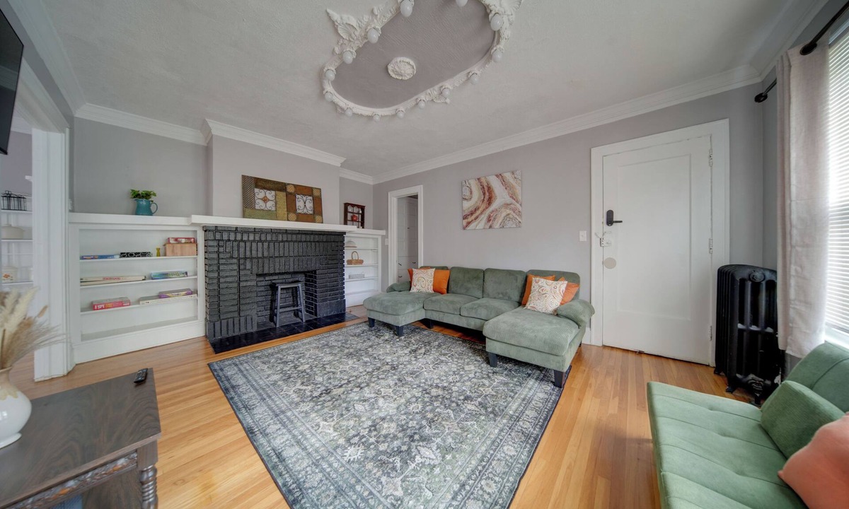 Cleveland Apartment | Deck, Pool Table! Walkable Cleveland Heights Apt