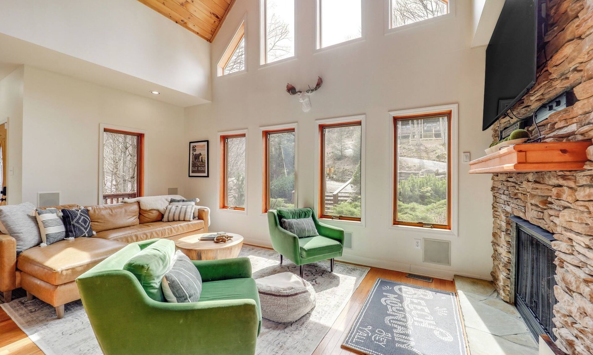 Beech Mountain Cottage | Deck + Scenic Views: Beech Mountain Cabin