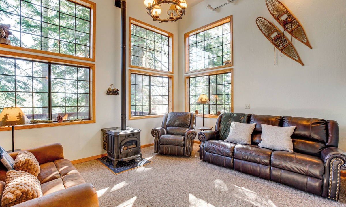 Bear Valley Cabin | Deck w/Mountain Views: Cabin in Bear Valley!