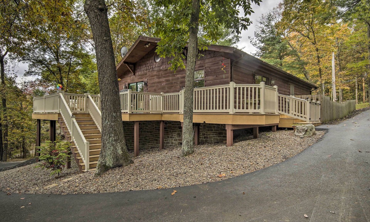 James Creek Cottage | Deck w/Private Hot Tub: James Creek Cabin