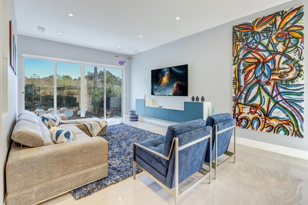 Coral Way House | Deco Delight - Central Hub