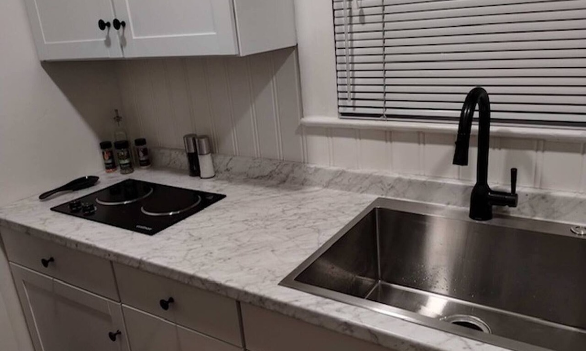 Midtown Apartment | Deco Studio Retreat with Fireplace, WiFi, Queen Bed