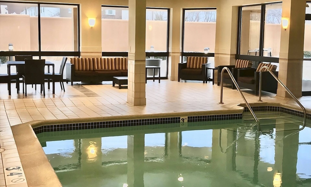 West Dundee Resort | Decompress in Mable Avenue Park! 2 Relaxing Units, Indoor Pool, FREE Parking!