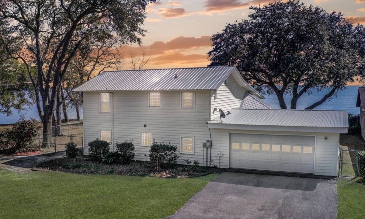 Russellville House | Deep Water Lakefront Home w/Private Dock