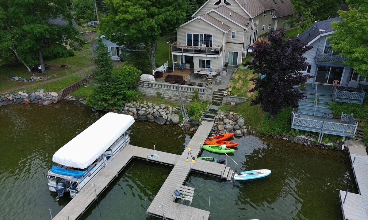 Stambaugh House | Deepwater Lodge Chicagon Lake- Sleeps 24-Pontoon included-DM for June specials!
