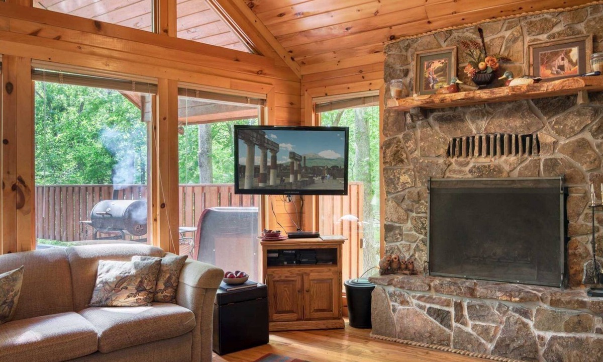 Broken Bow Cabin | Deer Trail: Sleeps 8, Hot Tub, Pet friendly, Fireplace, patio bar