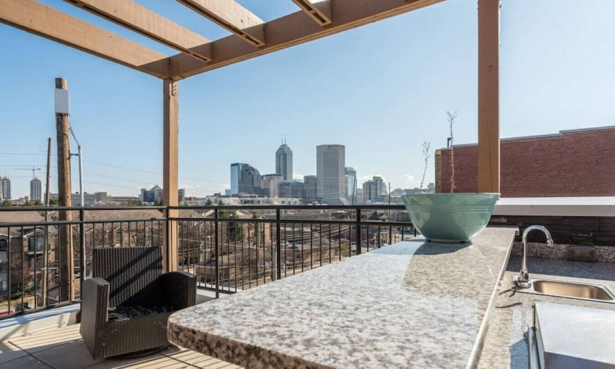 Fall Creek Place Apartment | Delaware · Stylish 1BR on Downtown Indy