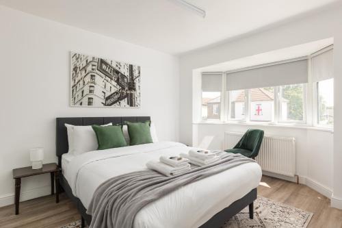 Dagenham Apartment | Delightful 2BDR Flat with Workspace near Dagenham