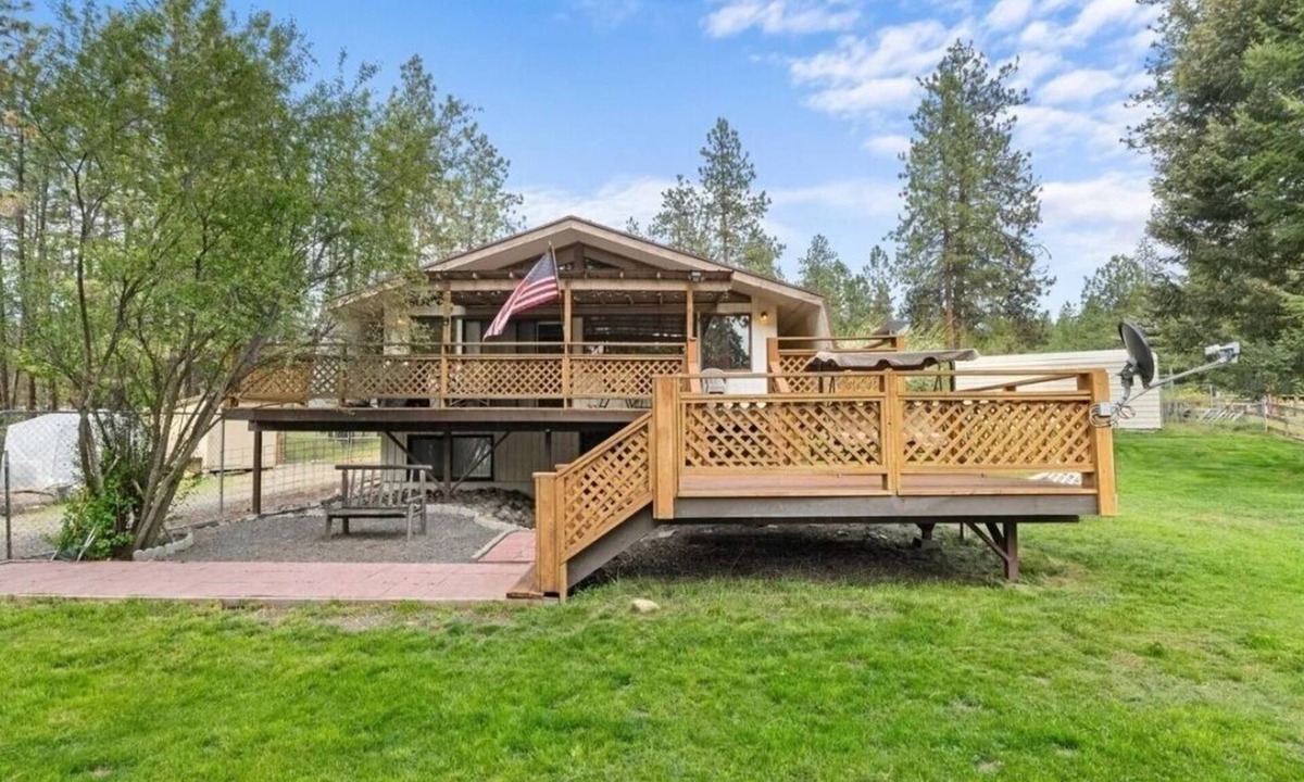 Kettle Falls House | Delightful 3-bedroom lake house with a cabin feel sleeps 6.