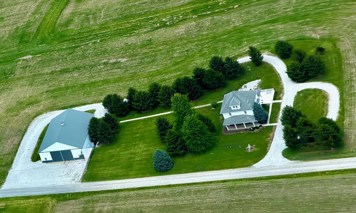 Marshall House | Delightful 4 bdrm Farmhouse and 1 bdrm Barnsuite near Turkey Run State Park