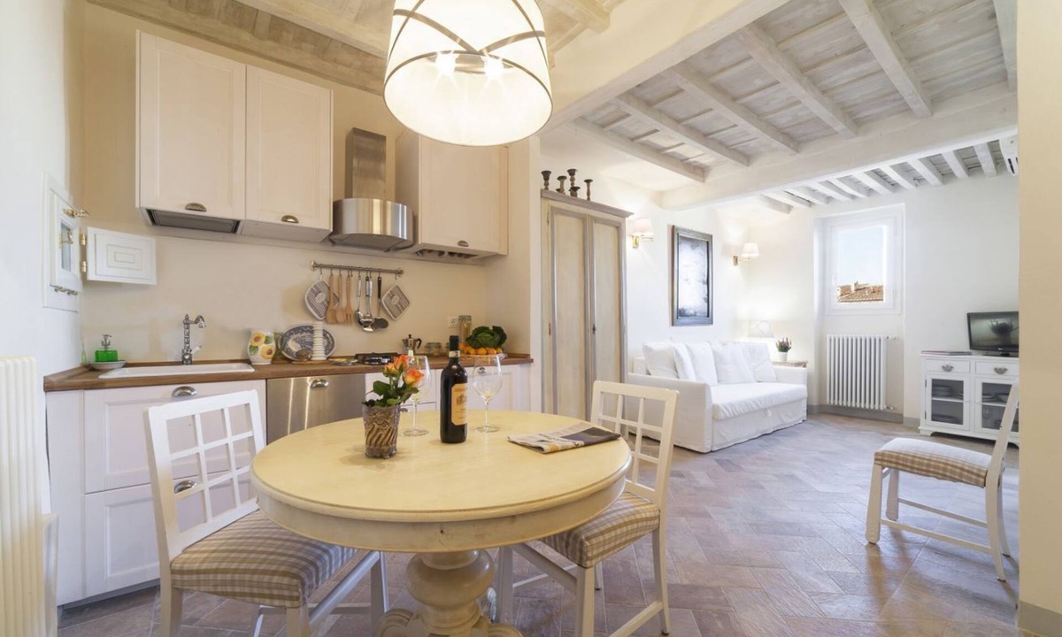 Oltrarno Apartment | Delightful apartment on the roofs of Florence perfect for 4 people.