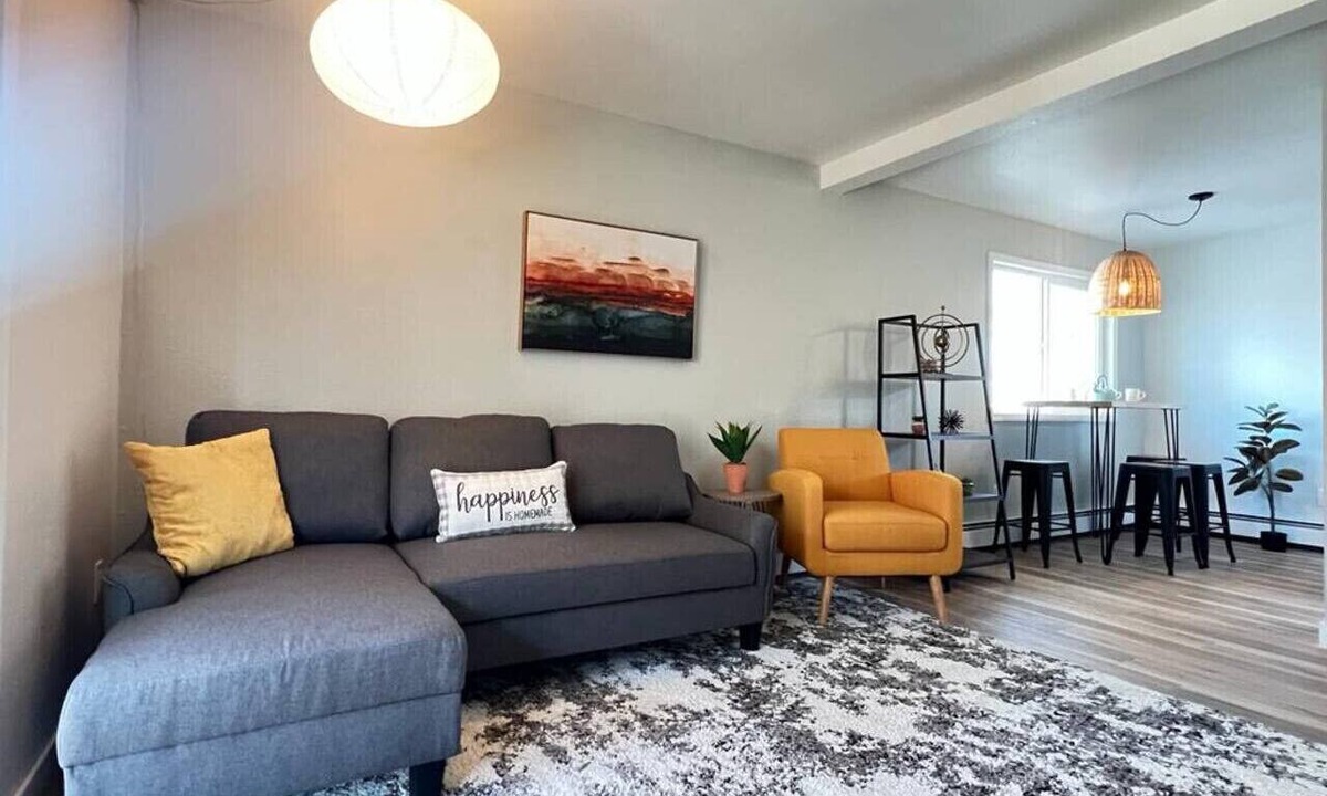 Fairview Apartment | Delightful Sleek Modern 2 Bed 1 Bath apt